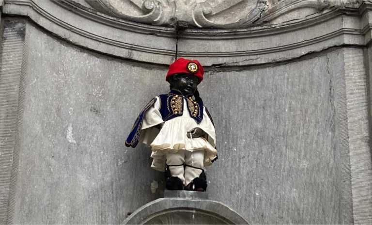 Βρυξέλλες: Ντύθηκε τσολιαδάκι το διάσημο Manneken Pis για την 25η Μαρτίου (pics)