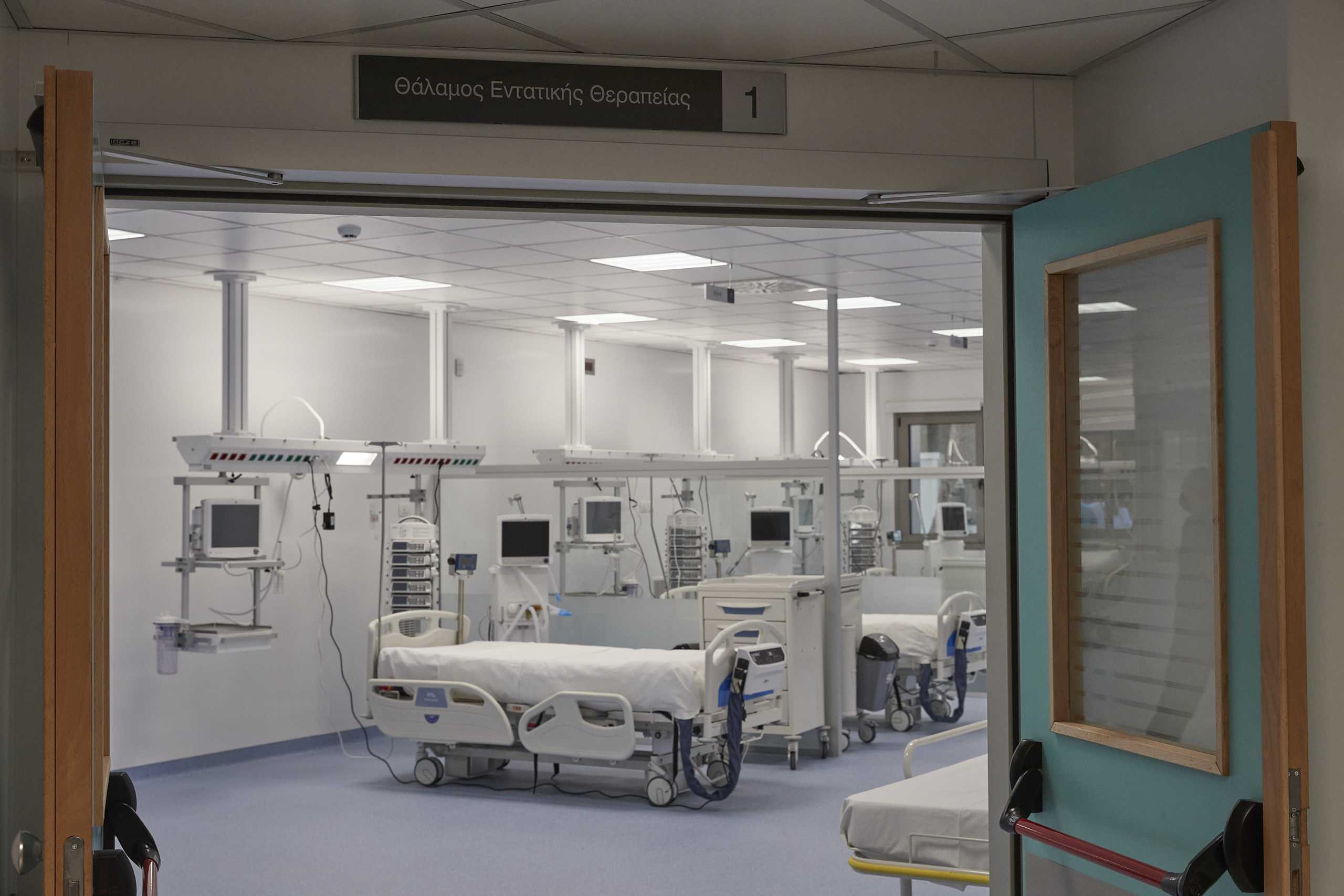 Ασφυκτιούν τα νοσοκομεία – Πάνω από 70 ασθενείς σε λίστα αναμονής για ΜΕΘ