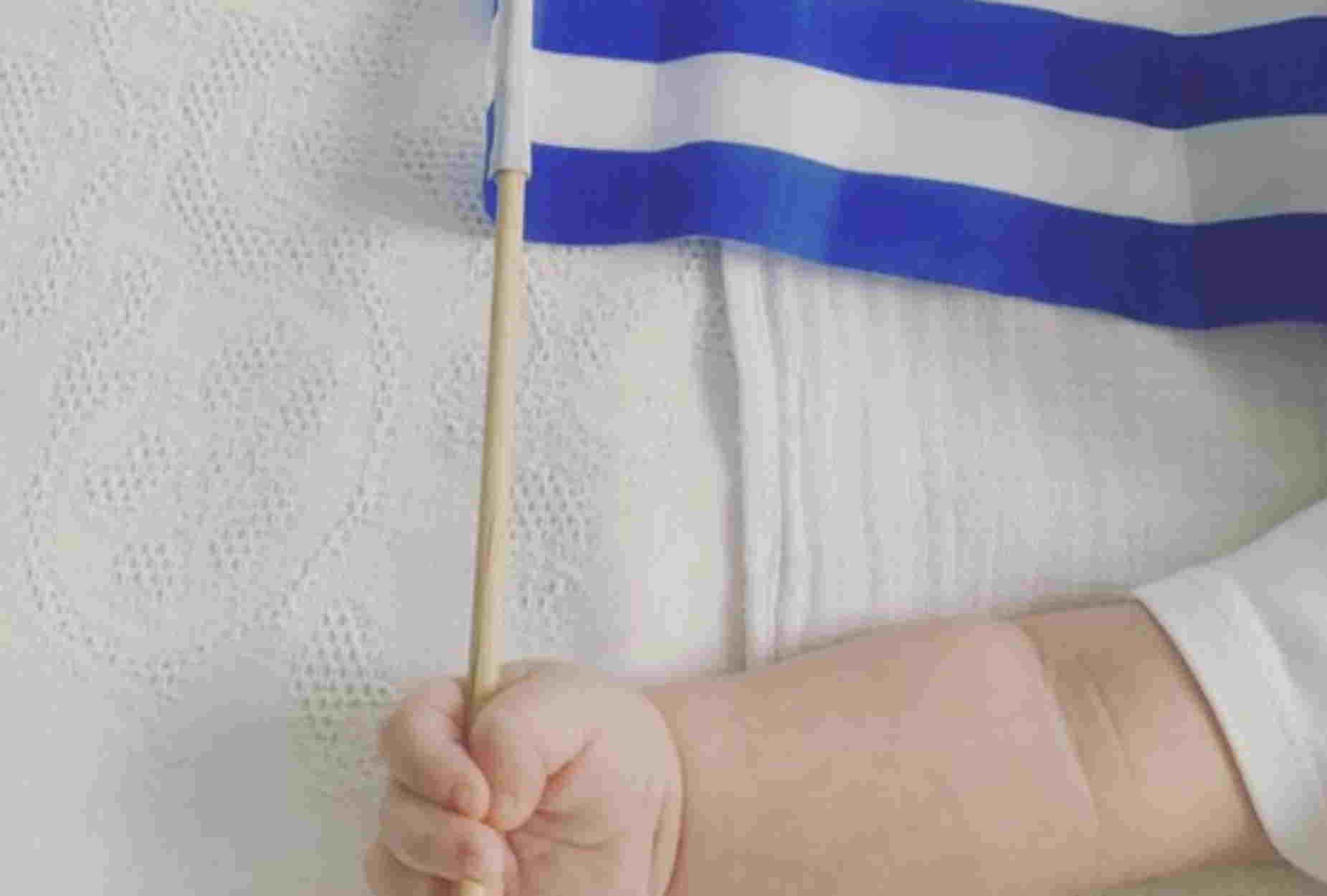 Τζένη Μπαλατσινού – Βασίλης Κικίλιας: Η συγκινητική φωτογραφία του γιου τους με την ελληνική σημαία