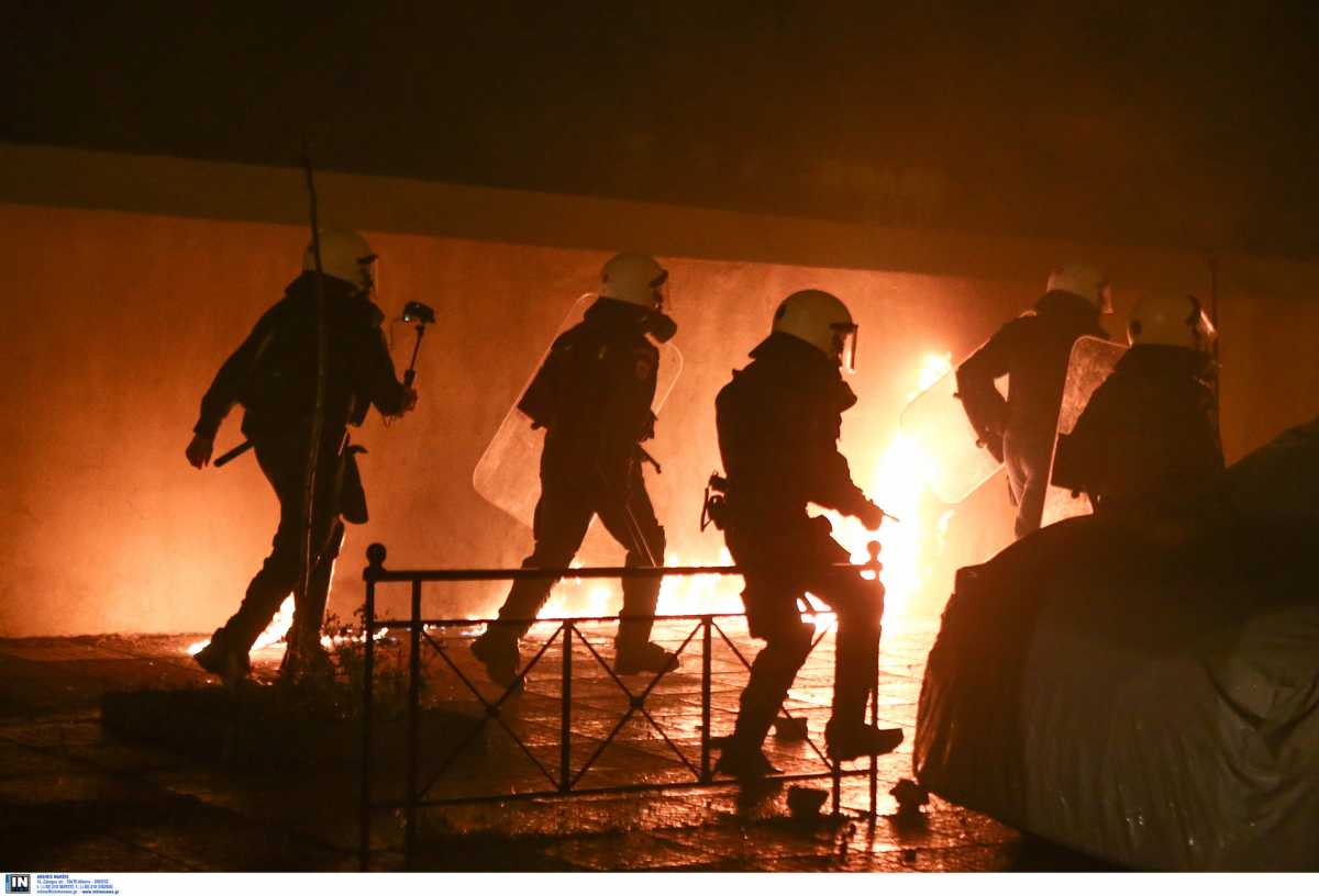 Πεδίο μάχης η Νέα Σμύρνη: Μολότοφ, χημικά φωτιές και πετροπόλεμος –  Τραυματίας ένας αστυνομικός