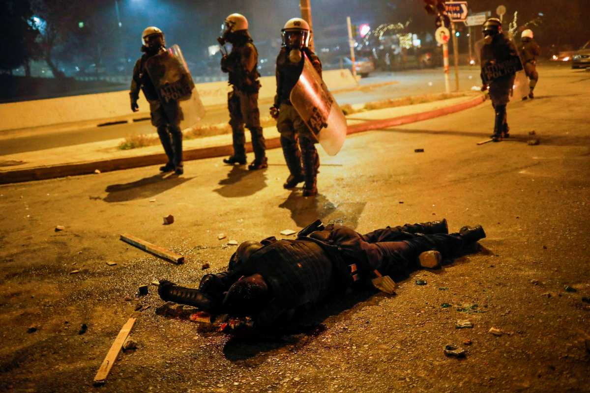 Νέα Σμύρνη: «Δεν ήθελαν να χτυπήσουν τον αστυνομικό αλλά να τον σκοτώσουν»