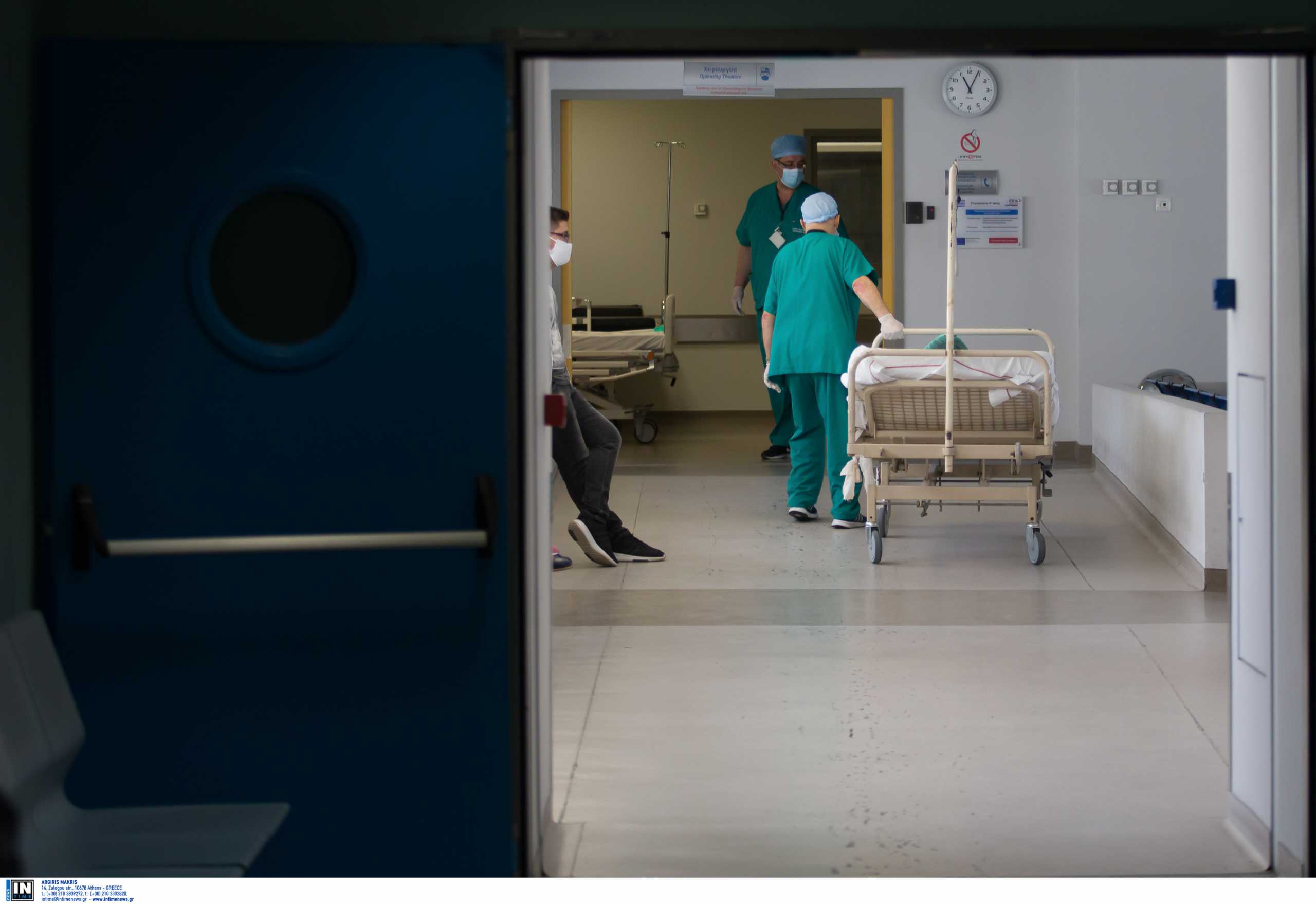 Κορονοϊός: Απόγνωση στα νοσοκομεία της Αττικής με εντατικές χωρίς κενά κρεβάτια – Το σχέδιο που θα δώσει το «φιλί της ζωής»