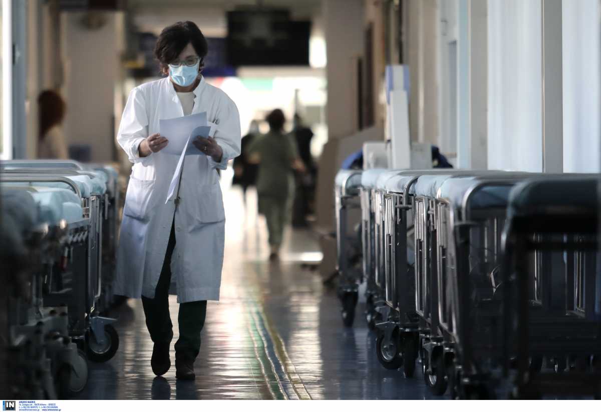 Νέο τσουνάμι κρουσμάτων αναμένεται σήμερα – Βουλιάζουν από εισαγωγές τα νοσοκομεία