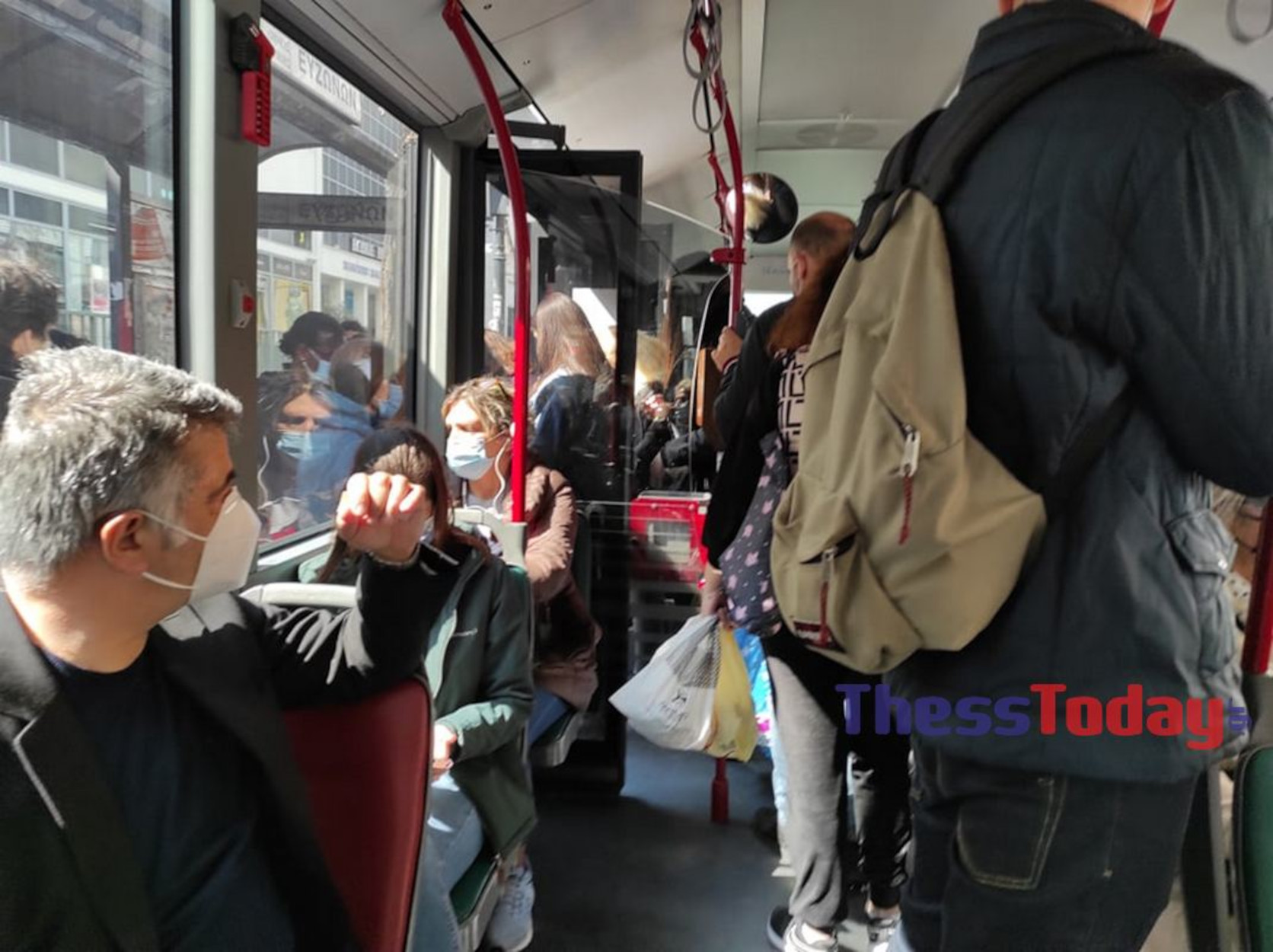 Θεσσαλονίκη: Νέες ανησυχητικές εικόνες από τα λεωφορεία – Ο ένας πάνω στον άλλον (pics)