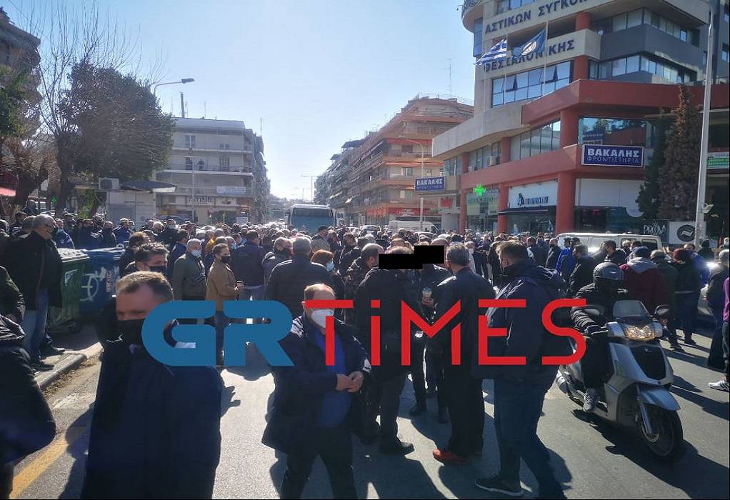 Θεσσαλονίκη: Η στιγμή που εργαζόμενοι του ΟΑΣΘ κλείνουν το δρόμο – Κυκλοφοριακά προβλήματα στο σημείο (video)
