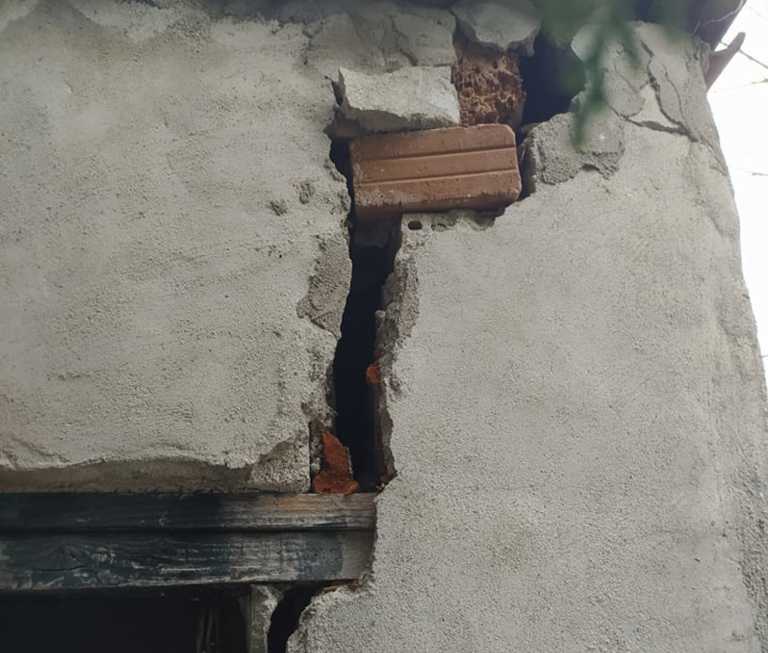 Τύρναβος: Ο σεισμός «πλήγωσε» οινοποιείο με πάνω από 100 χρόνια ζωής – Γέμισε ρωγμές (pics)