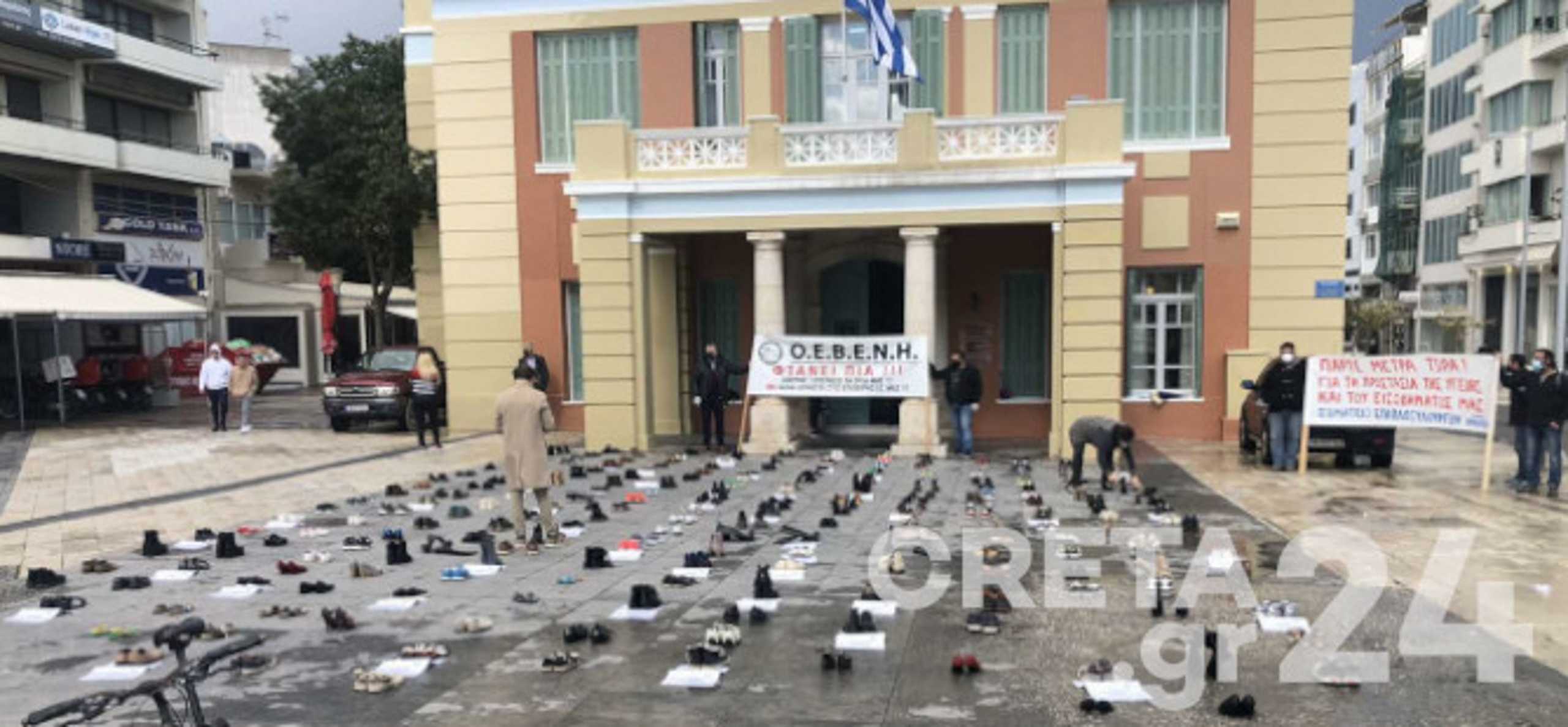 Lockdown – Ηράκλειο: Πλημμύρισε παπούτσια η πλατεία – Πρωτότυπη διαμαρτυρία (pics)