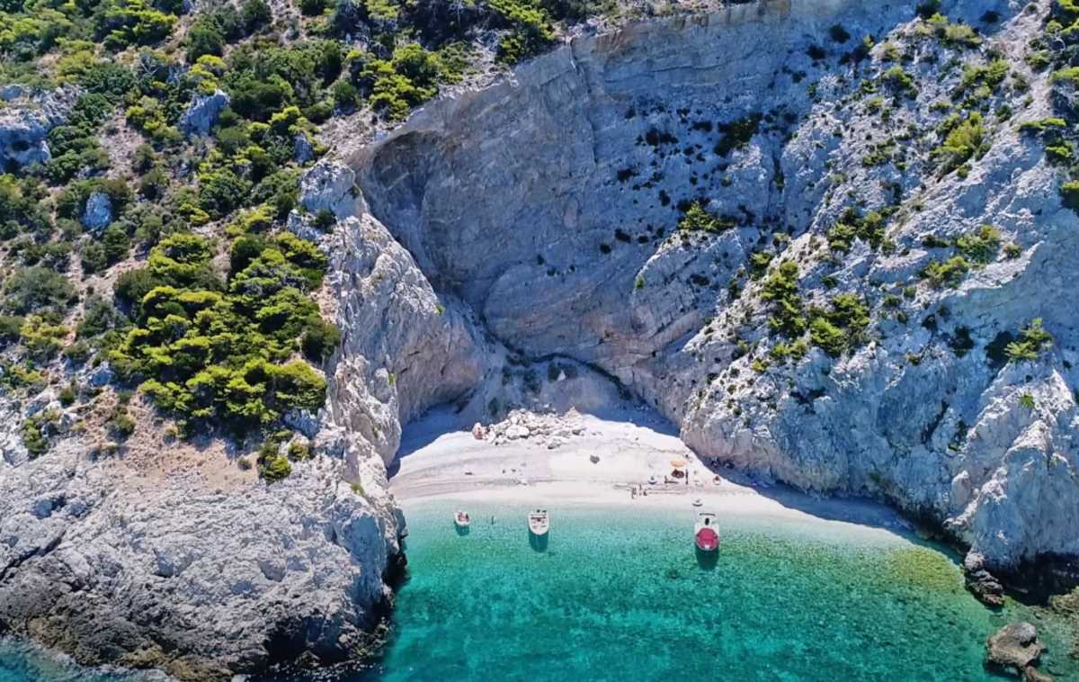 Η παραλία με το μυστηριώδες όνομα που μοιάζει να “απέδρασε” από το Ιόνιο