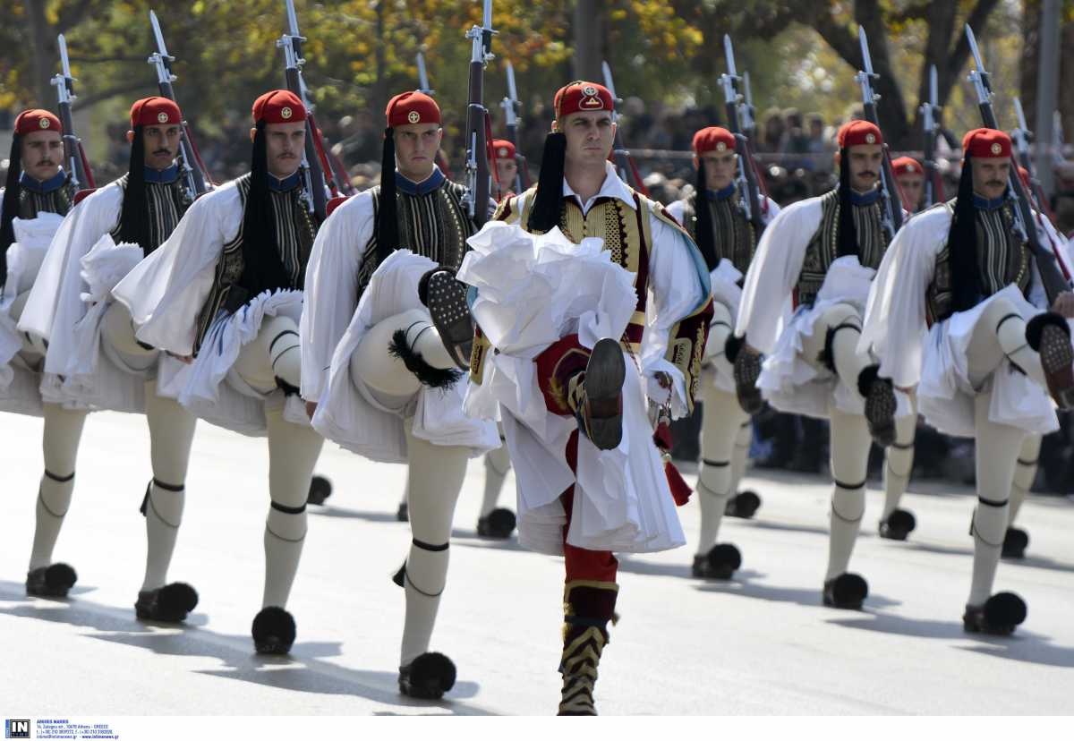 Ελεύθεροι σκοπευτές και «κόφτες» κινητών – Έφιπποι εύζωνες στη μεγαλειώδη παρέλαση (video)