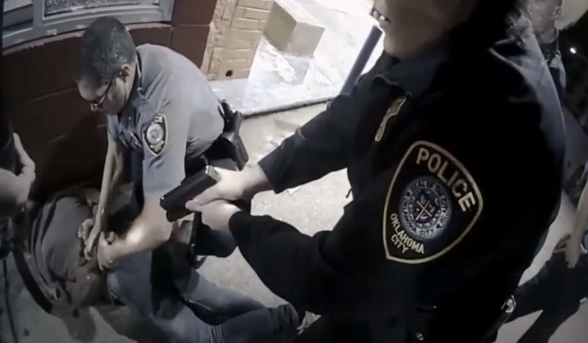 Βίντεο-σοκ: Αστυνομικοί πυροβολούν 13 φορές έναν 15χρονο ενώ ετοιμάζεται να παραδοθεί
