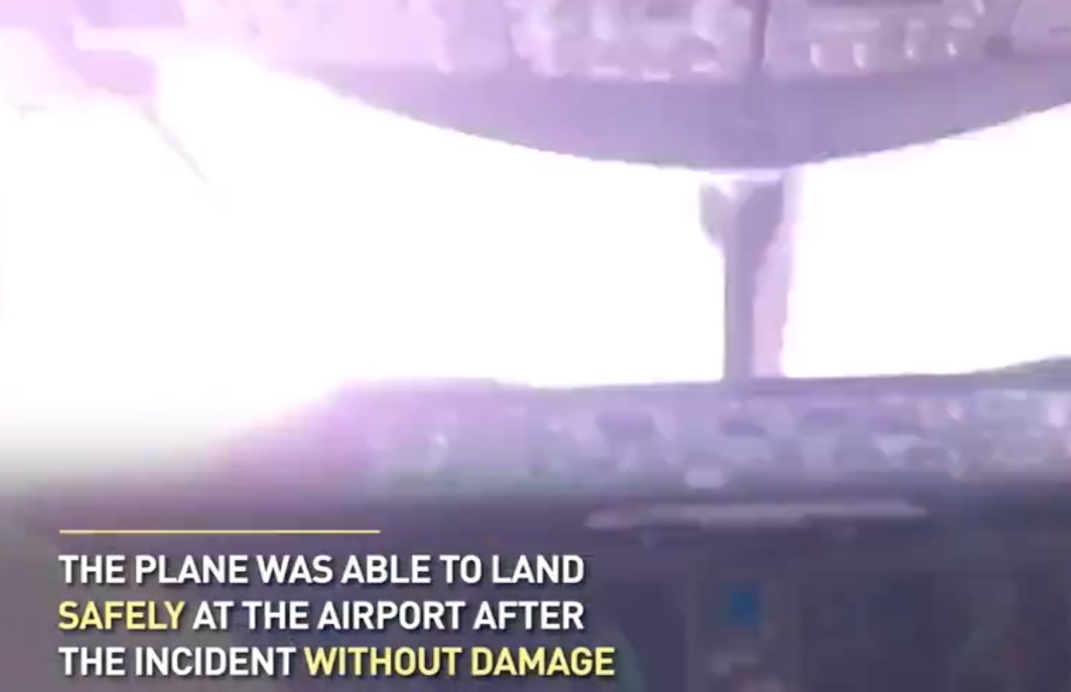 Κεραυνός χτυπάει πιλοτήριο αεροπλάνου (video)