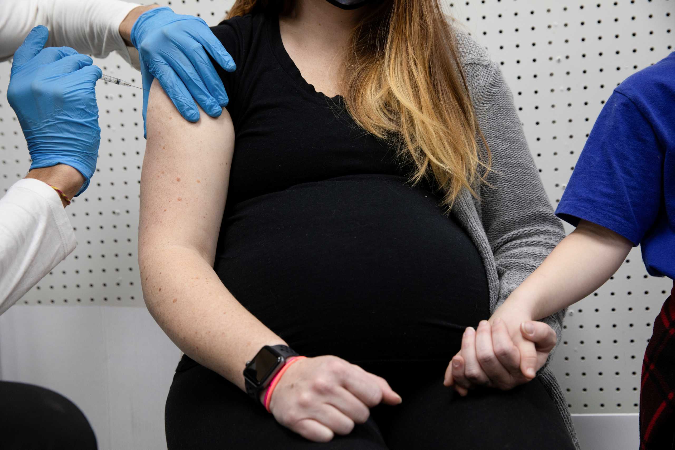 Μόσιαλος: Ο εμβολιασμός δεν συσχετίζεται με αυξημένο κίνδυνο για έγκυες, βρέφη ή νεογέννητα