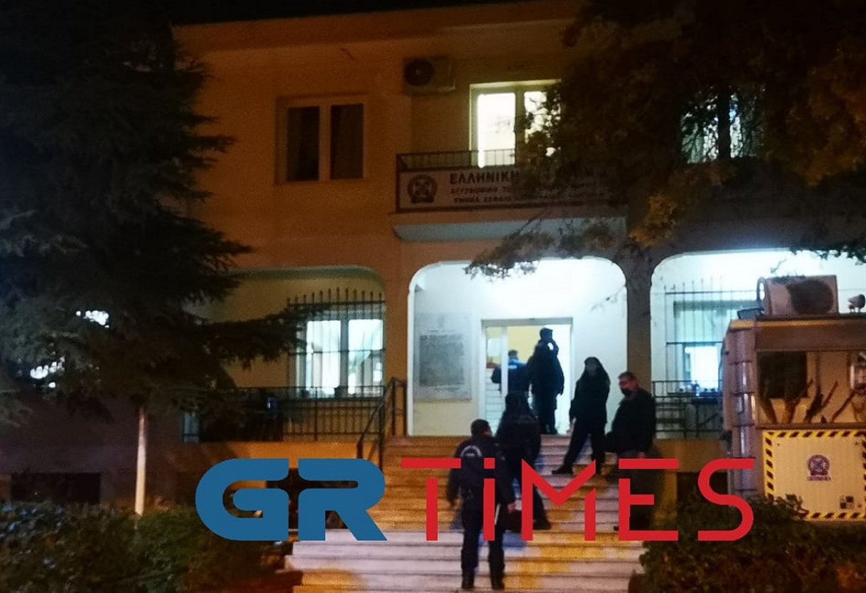Θεσσαλονίκη: Συνθήματα και πέτρα κατά του ΑΤ Πυλαίας (video)