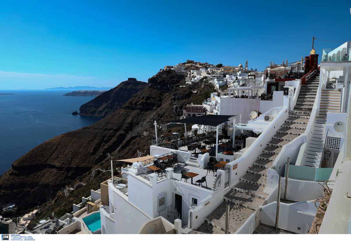 DailyMail: Η Ελλάδα μπαίνει στην πράσινη λίστα για τους Βρετανούς τουρίστες