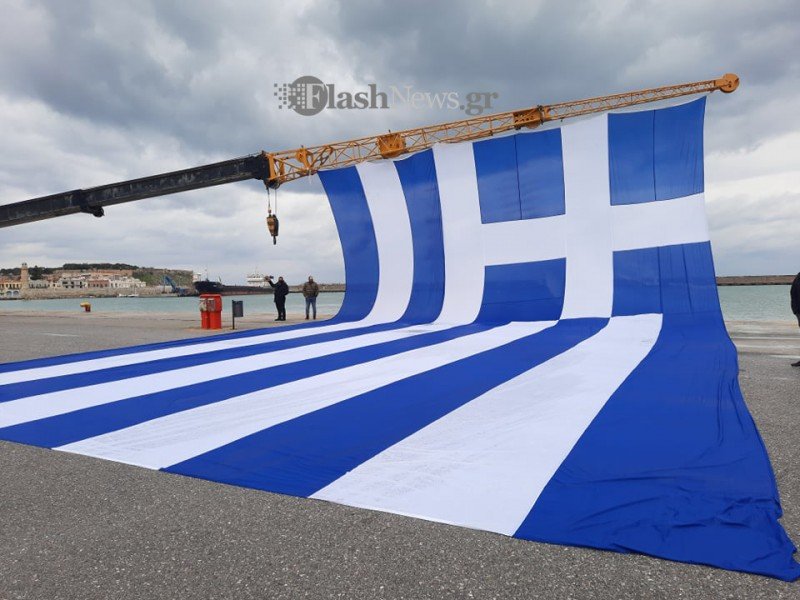 25η Μαρτίου – Ρέθυμνο: Η τεράστια ελληνική σημαία που σηκώθηκε με γερανοφόρο όχημα (video)