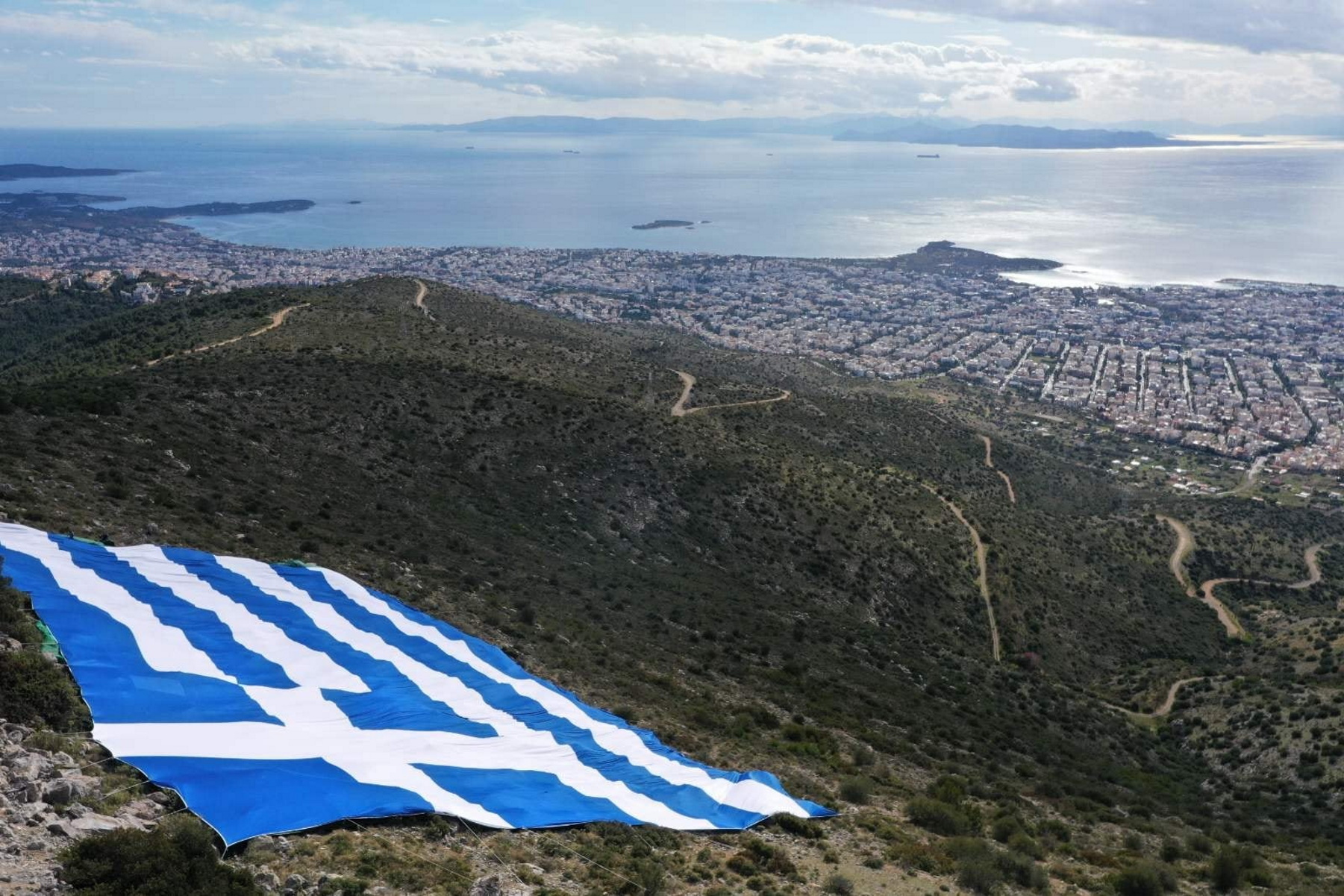 25η Μαρτίου: Γαλανόλευκη 4.000 τετραγωνικών στην κορυφή του Υμηττού (pics)