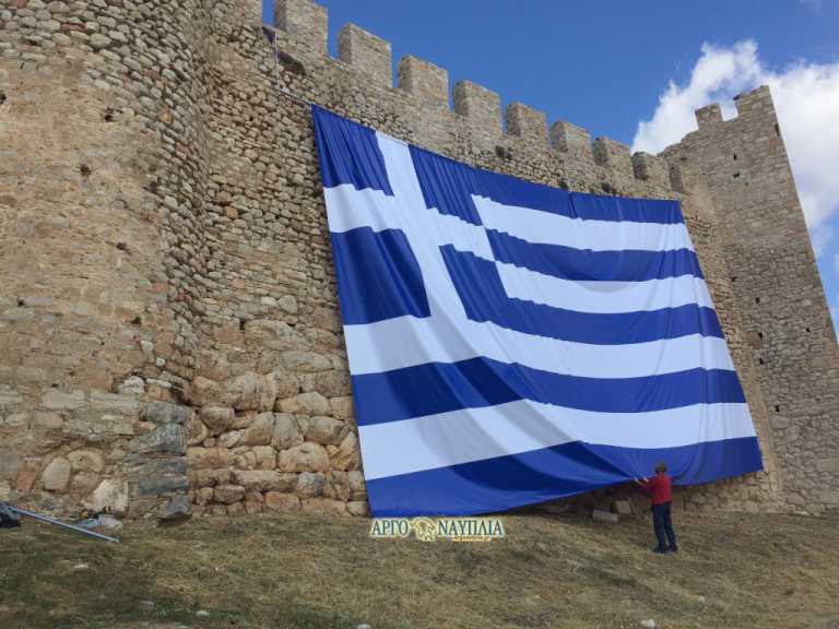 Άργος: Η τεράστια ελληνική σημαία στο κάστρο της πόλης – Έτσι τιμούν τους ήρωες του 1821 (pics)
