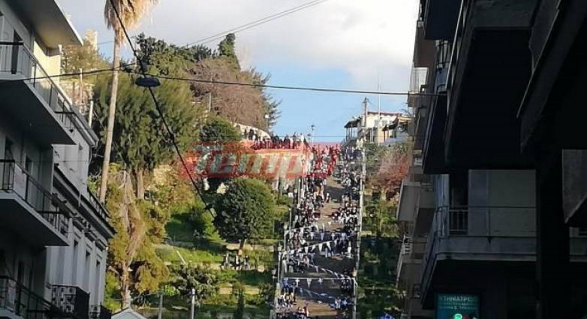 «Πνίγηκαν» από κόσμο πάλι οι σκάλες της Αγίου Νικολάου στην Πάτρα