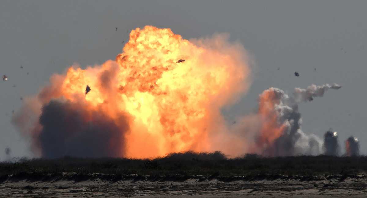 The SpaceX Starship SN9 explodes into a fireball after its high altitude test flight from test facilities in Boca Chica, Texas, U.S. February 2, 2021.  REUTERS