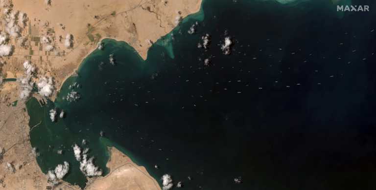 Έλληνας πλοίαρχος: Περίπου 360 πλοία περιμένουμε στο Σουέζ - «Μπορεί να προκληθεί μεγαλύτερη ζημιά»