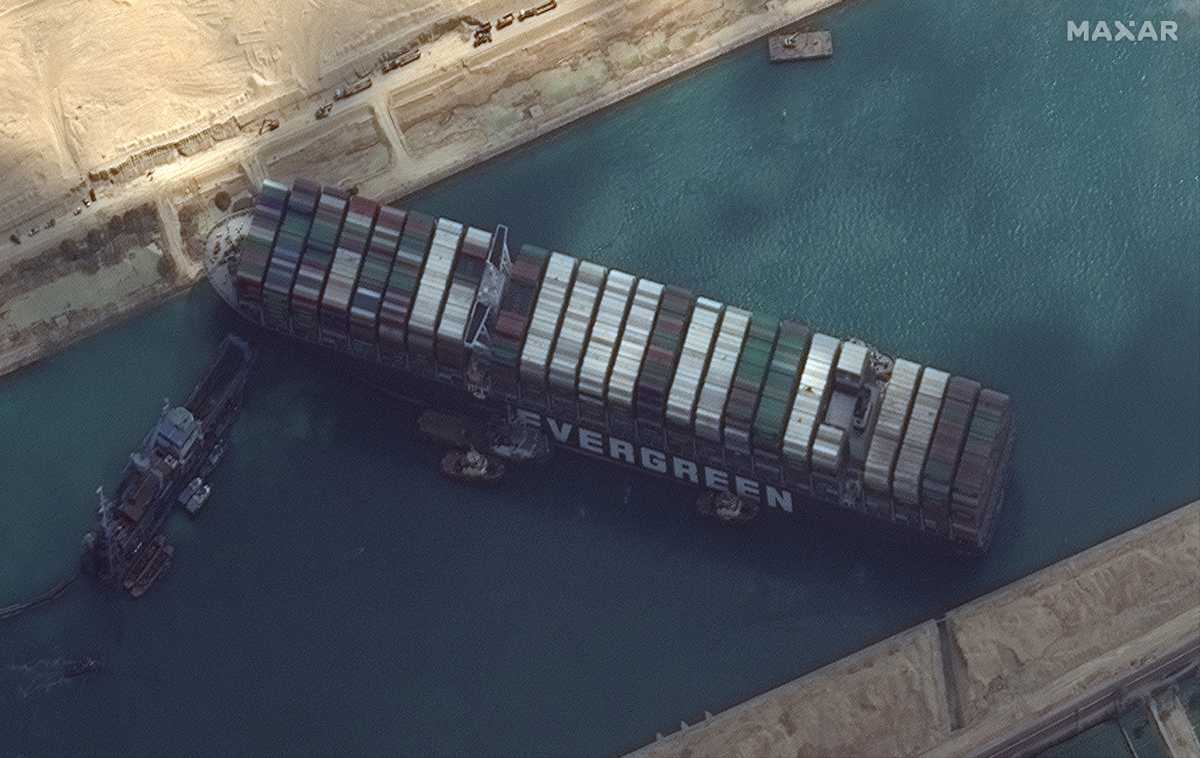 Διώρυγα Σουέζ: Συνεχίζεται η επιχείρηση ρυμούλκησης του γιγαντιαίου πλοίου (pics)