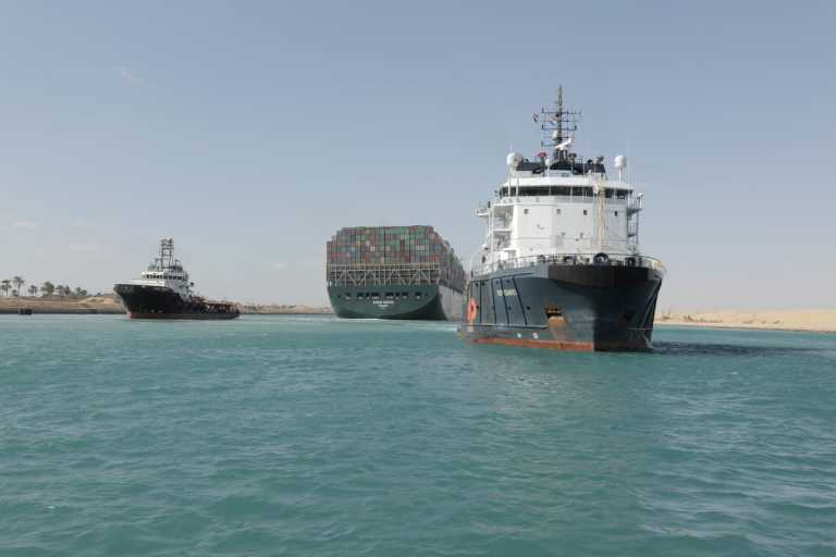 Διώρυγα του Σουέζ: Συνεχίζεται η κυκλοφορία – 140 πλοία αναμένεται να περάσουν μέχρι τα μεσάνυχτα (pics, vid)