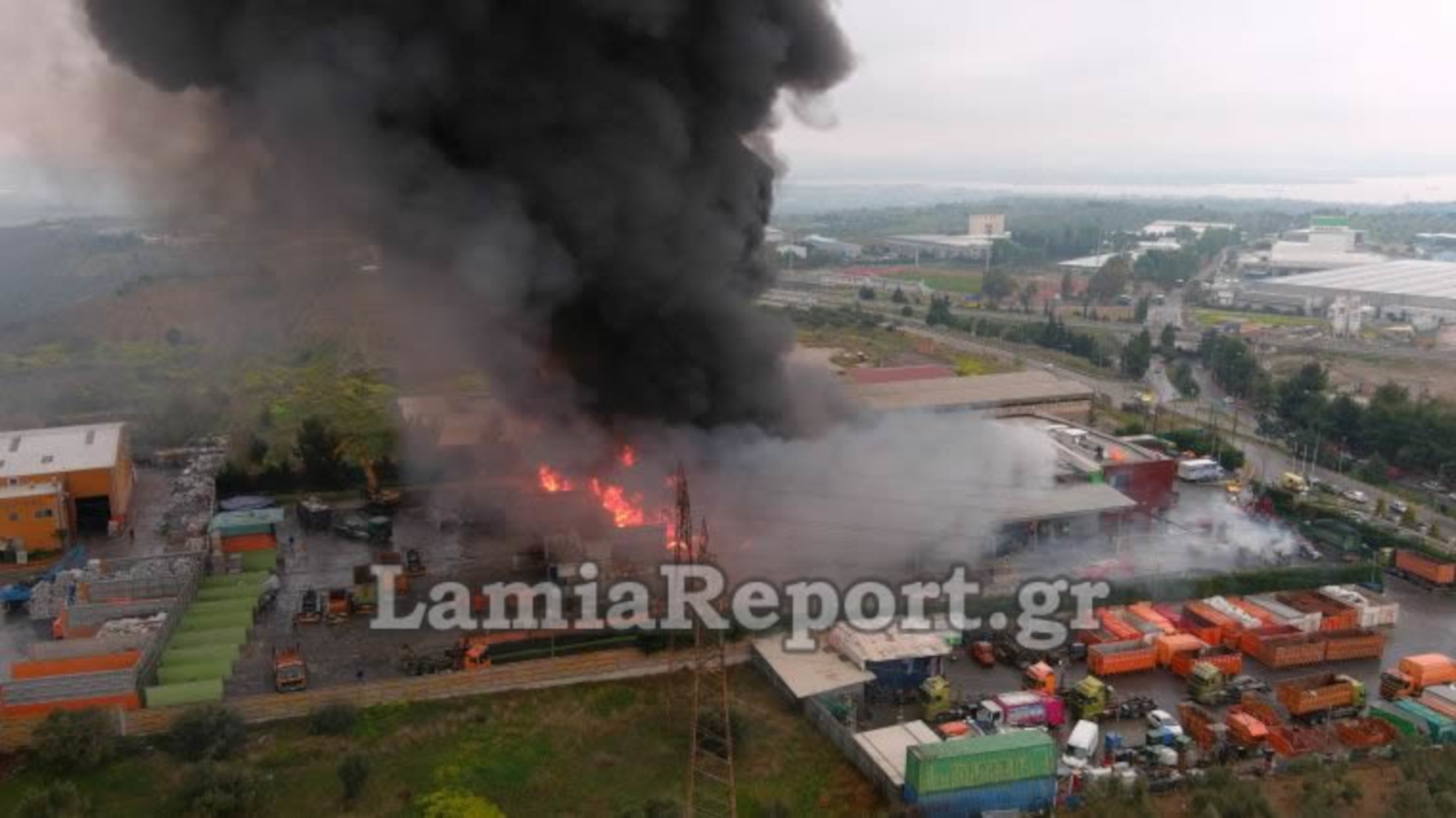 Σχηματάρι: «Πνίγηκε» στον καπνό το από τη φωτιά στο εργοστάσιο ανακύκλωσης (pics, video)