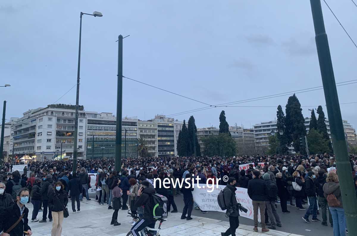 Παράλληλες συγκεντρώσεις για Κουφοντίνα και Ημέρα της Γυναίκας στο κέντρο της Αθήνας (pics)