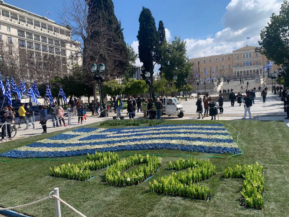 25η Μαρτίου: Το newsit.gr σας κάνει βόλτα στην στολισμένη Αθήνα (pics, video)