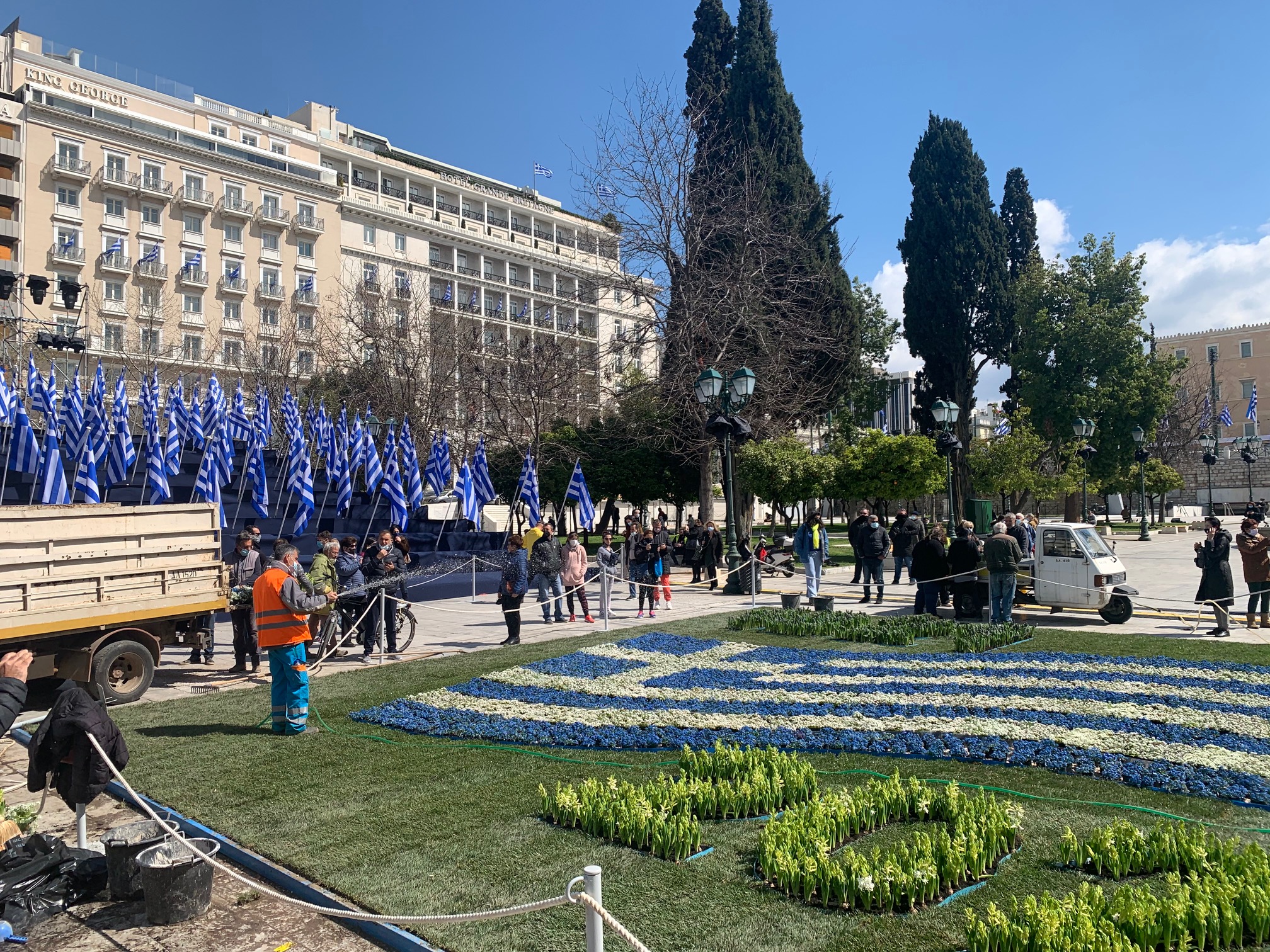 25η Μαρτίου: Το newsit.gr σας κάνει βόλτα στην στολισμένη Αθήνα (pics, video)