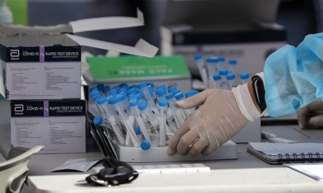 Φαρμακοποιοί για self test: «Θα γίνουν ουρές στα φαρμακεία»