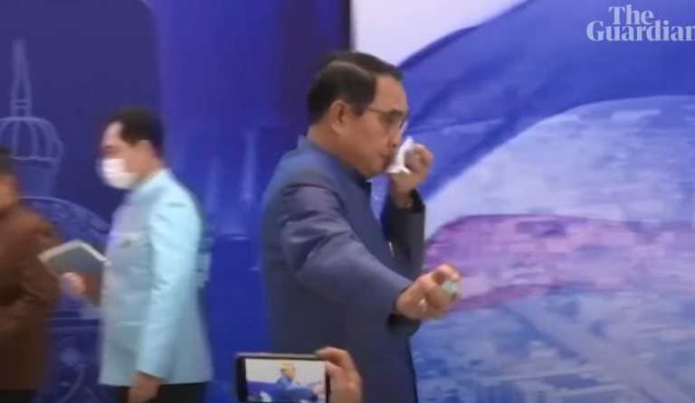Απίστευτο σκηνικό: Ο πρωθυπουργός της Ταϊλάνδης ψέκασε δημοσιογράφους με αντισηπτικό (vid)