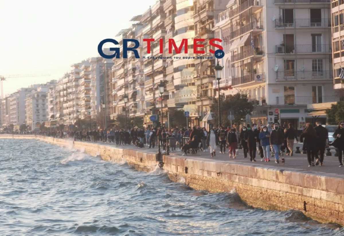 Κορονοϊός: «Ασυγκράτητοι» και φοβισμένοι – Η εικόνα Αθήνας και Θεσσαλονίκης και ο ανησυχητικός δείκτης θετικότητας