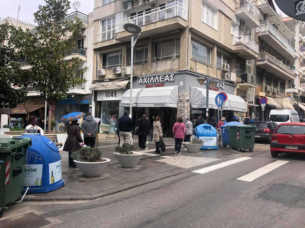 Θεσσαλονίκη: Δείτε τις ουρές σε φούρνο της Καλαμαριάς που ήταν αδύνατον να περάσουν απαρατήρητες (pics)
