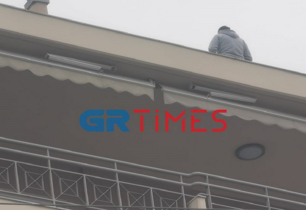 Θεσσαλονίκη: 30χρονος απειλεί να πέσει από τον 6ο όροφο πολυκατοικίας (pics, vid)