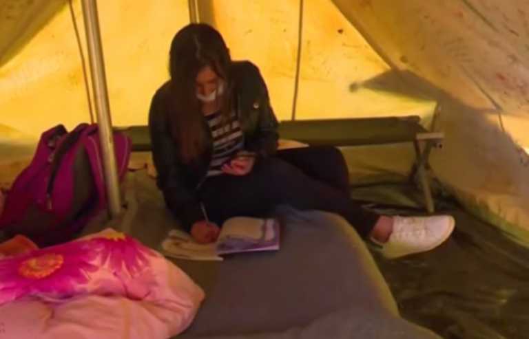 Σεισμός – Ελασσόνα: Συγκλονίζει η 15χρονη μαθήτρια που κάνει τηλεκπαίδευση μέσα στην κρύα σκηνή της (video)