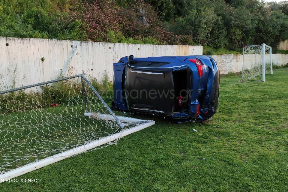 Κρήτη: Το αυτοκίνητο μπήκε «γκολ» μετά από απίθανο τροχαίο – Σώθηκε ο οδηγός του (pic)