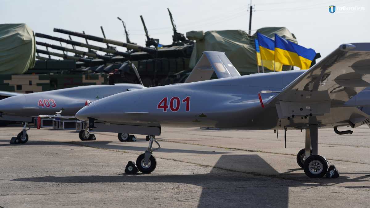 TB2: Τα τουρκικά drones της Ουκρανίας «αγχώνουν» τους Ρώσους ενώ τα σύνορα «βράζουν» (pics, vid)