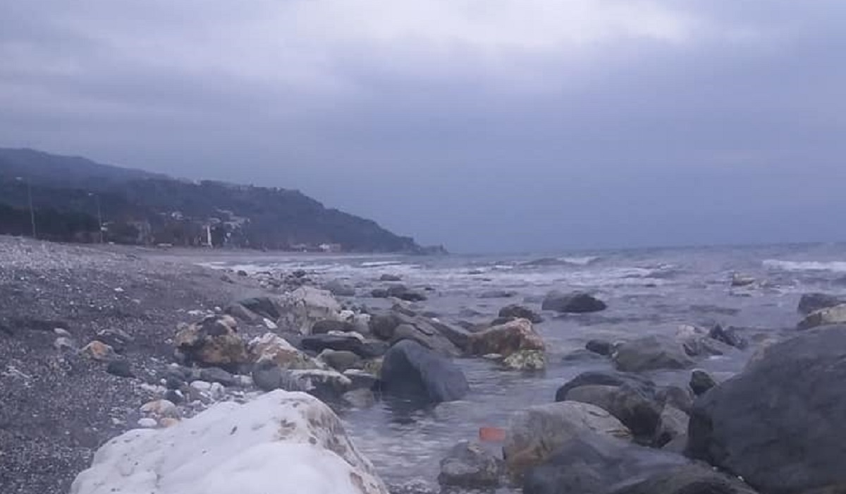 Λάρισα: Υποχώρησε η θάλασσα στην Βελίκα (pics)