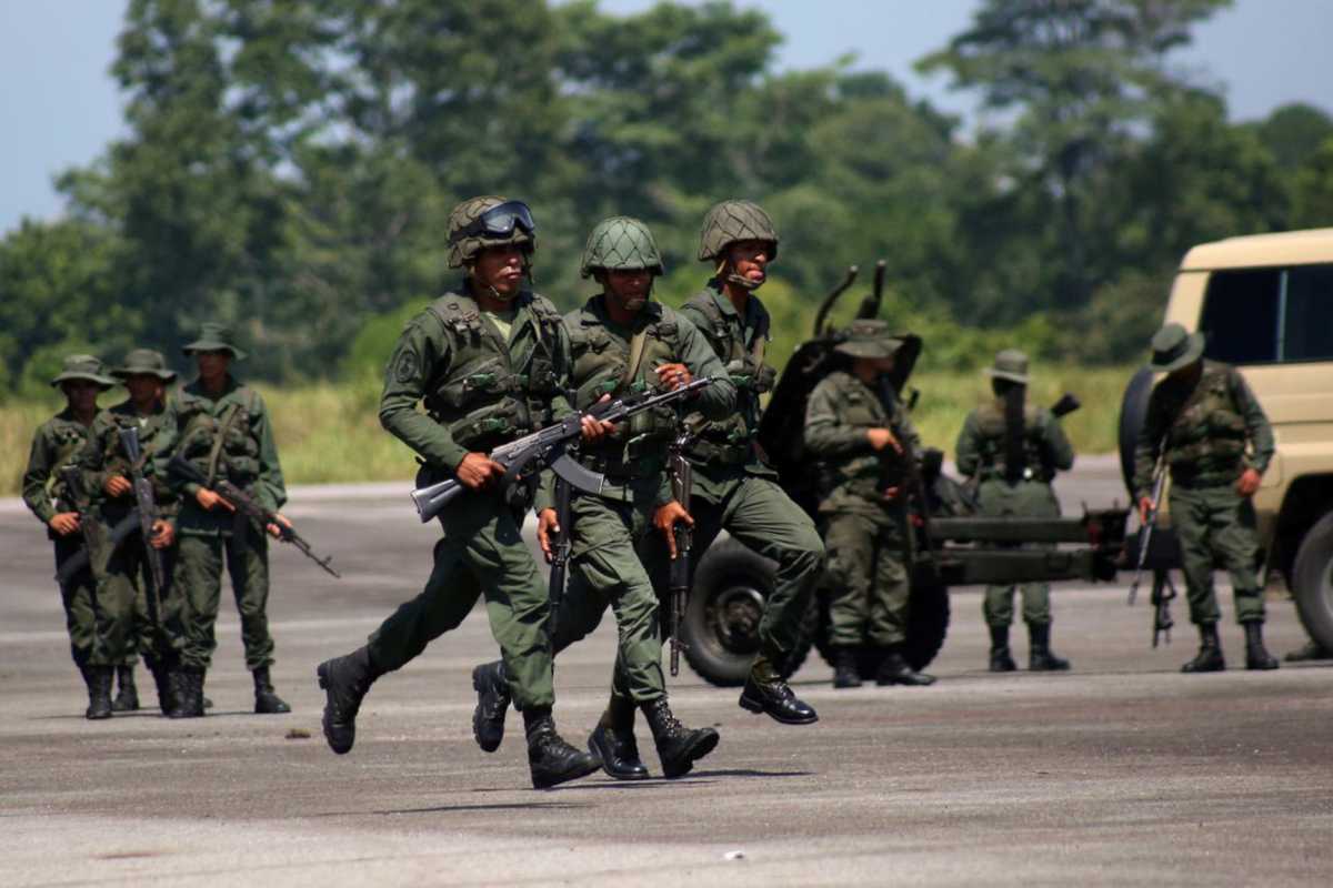 Βενεζουέλα: Σφοδρές μάχες του στρατού με ένοπλη οργάνωση της Κολομβίας