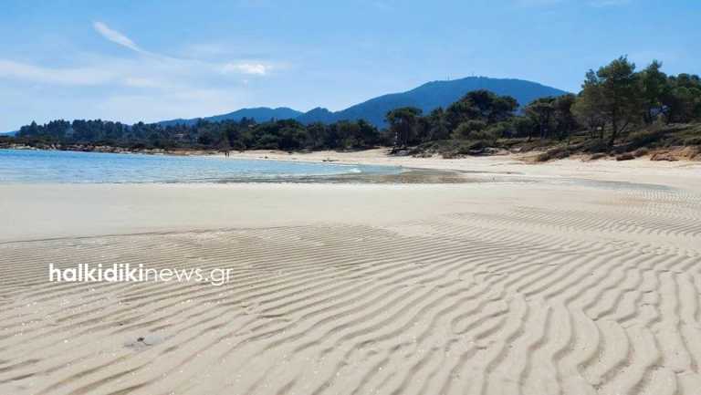 Χαλκιδική: Περπατούν εκεί που έκαναν βουτιές – Χάθηκε η θάλασσα στην εκπληκτική παραλία της Σιθωνίας (pics)