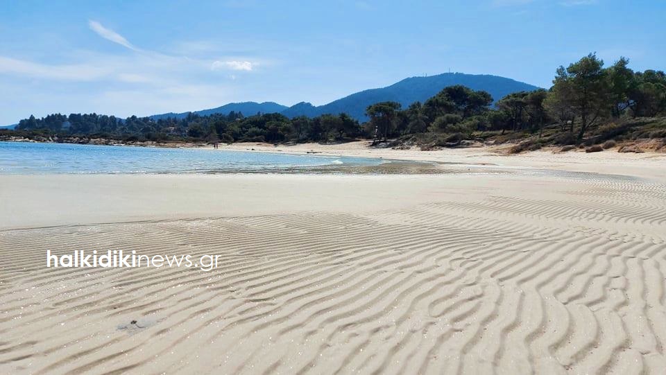 Χαλκιδική: Περπατούν εκεί που έκαναν βουτιές – Χάθηκε η θάλασσα στην εκπληκτική παραλία της Σιθωνίας (pics)