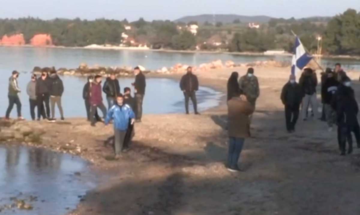 Χαλκιδική: Μπροστά κάτοικοι και πίσω μπουλντόζες – «Βάζουν ταφόπλακα στην παραλία μας» (video)