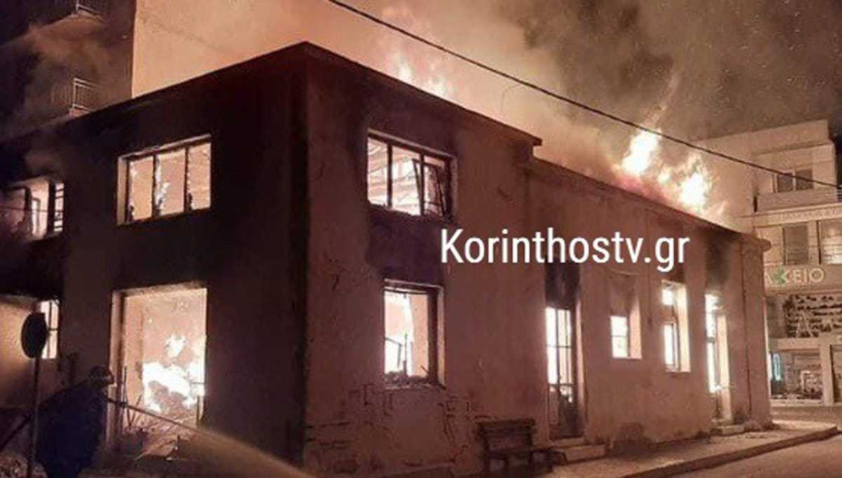 Ξυλόκαστρο: Κάηκε ολοσχερώς διώροφο κτίριο στο κέντρο της πόλης