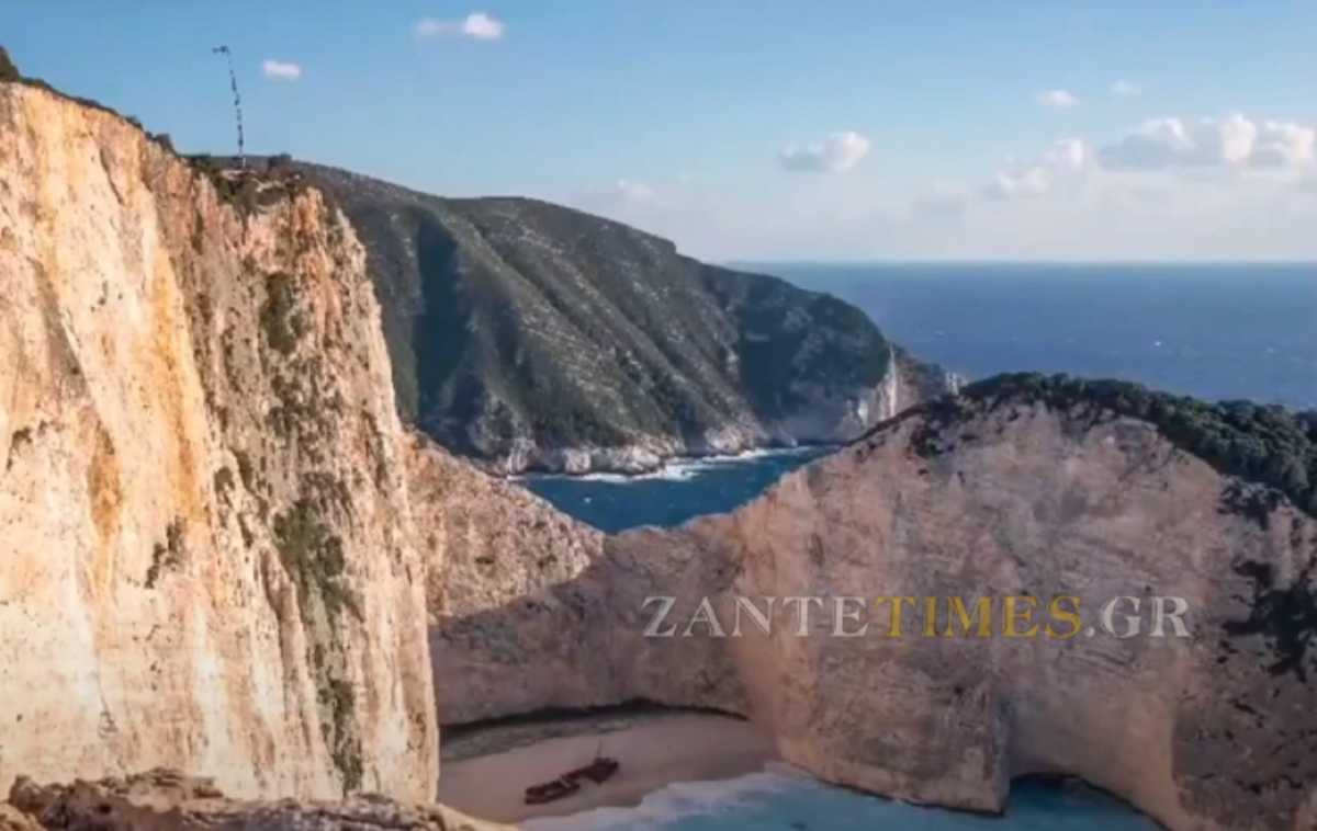 25η Μαρτίου – Ζάκυνθος: Η έπαρση της ελληνικής σημαίας πάνω από το πολυδιαφημισμένο Ναυάγιο (video)