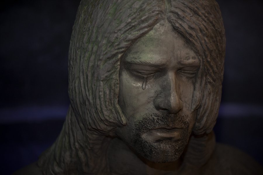 epa04156198 A Kurt Cobain memorial statue created by Randi Hubbard of Aberdeen, Washington, seen at The Aberdeen Museum of History in Aberdeen, Washington, USA, 05 April 2014, the twentieth anniversary Kurt Cobain's death. Twenty years after the death of Nirvana frontman Kurt Cobain, the police is re-examining evidence, but gained no new insights, an investigator on the website of the police in Seattle is quoted.  EPA
