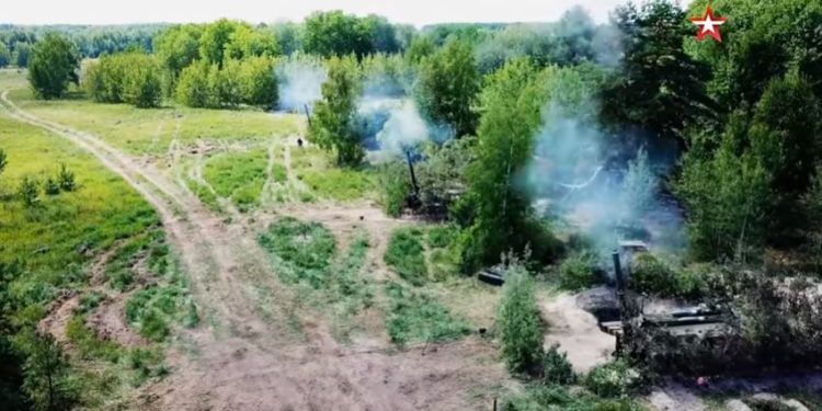 Ακάθεκτοι οι Ρώσοι: Στέλνουν στα σύνορα με την Ουκρανία τα πυροβόλα “καταστροφείς πόλεων” [vid]