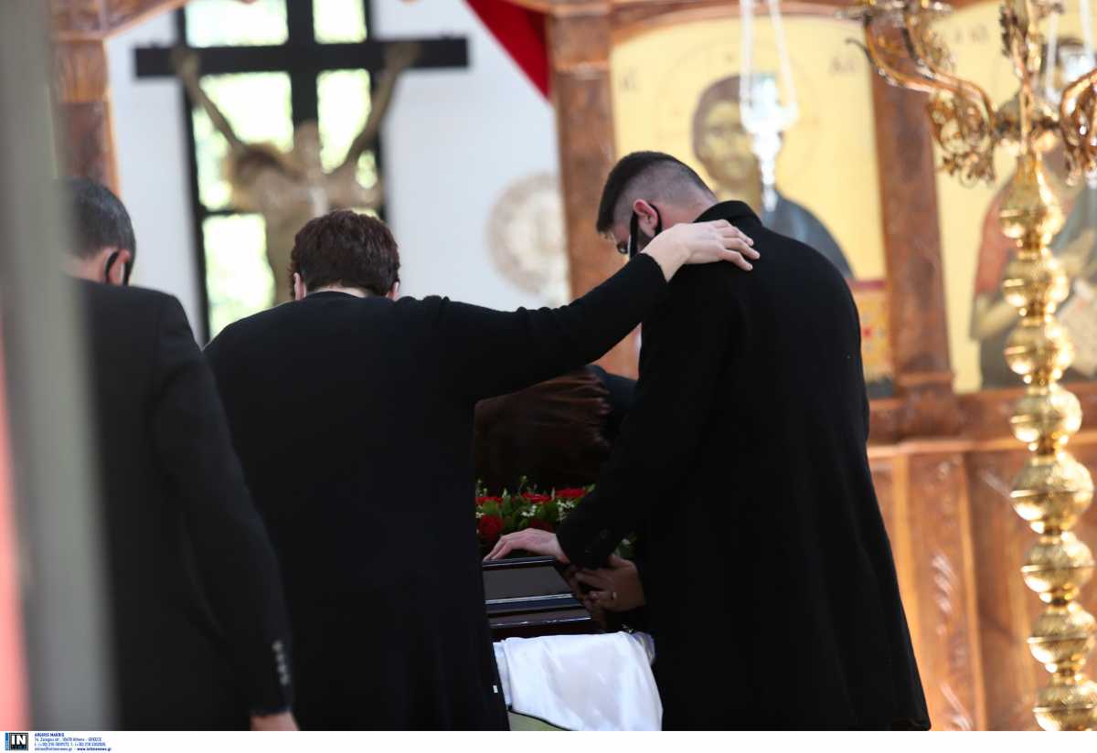 Γιώργος Καραϊβάζ: Η κηδεία και η εικόνα που έκανε τους πάντες να δακρύσουν (pics, video)