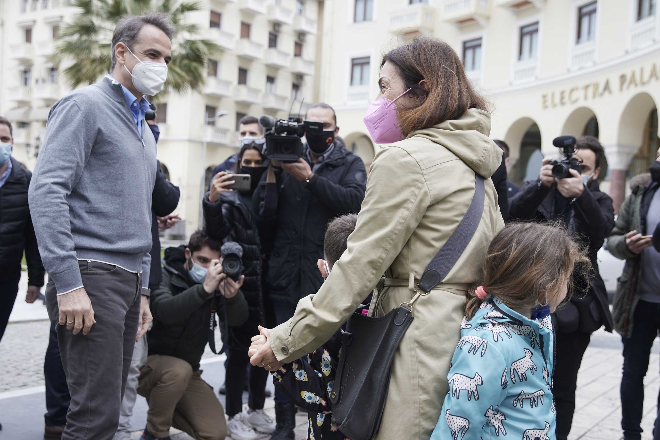 Θεσσαλονίκη: Η βόλτα και οι διάλογοι του Κυριάκου Μητσοτάκη στην αγορά – Το… «έτσι μπράβο» του πρωθυπουργού (pics)