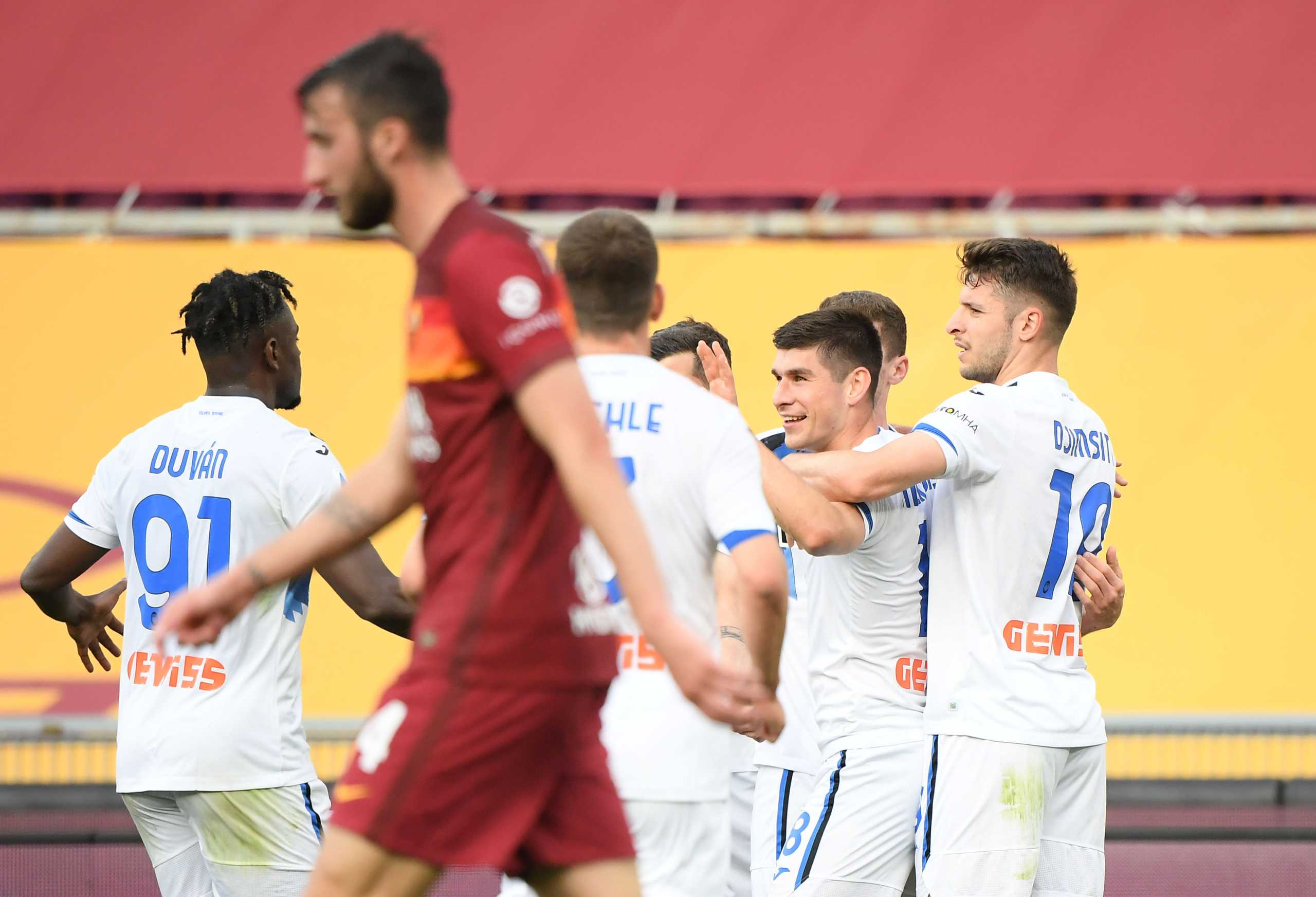 Soccer Football - Serie A - AS Roma v Atalanta - Stadio Olimpico, Rome, Italy - April 22, 2021 Atalanta's Ruslan Malinovskyi celebrates scoring their first goal with teammates REUTERS
